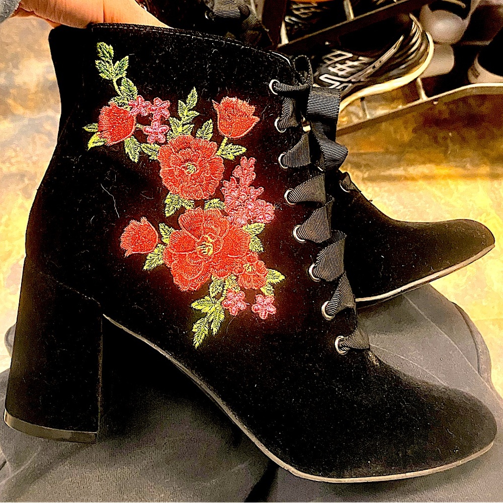 UNIQUE Isaac Mizrahi Velvet Embroidered Booties!
